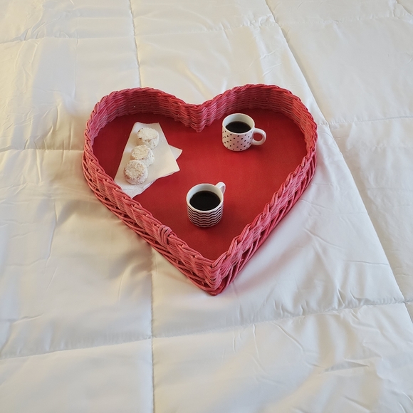Heart Shaped Paper Tray - Picture 3 of 16